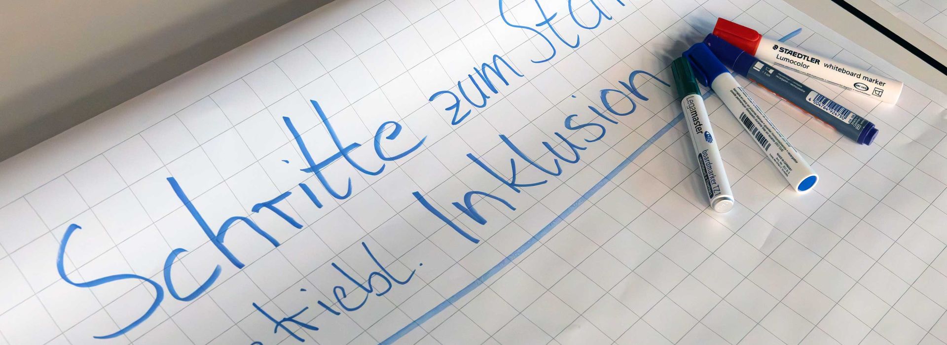 Flipchartpapier mit Schrift Schritte zum Start betrieblicher Inklusion